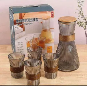 شاف ماء بشكل مميز مع كاسات