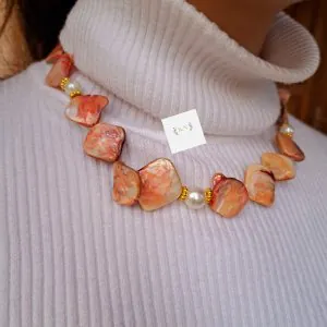 قلادة حجر طبيعي